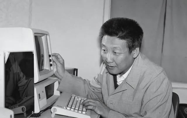東方紅衛(wèi)星超重孫家棟堅持拆掉毛主席像章周恩來說：支持你！(圖1)