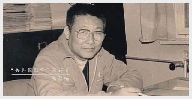 東方紅衛(wèi)星超重孫家棟堅持拆掉毛主席像章周恩來說：支持你！(圖6)