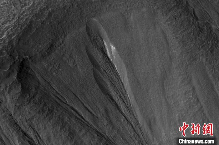國際最新研究：火星中緯度冰沉積物或?yàn)閷ふ一鹦巧P(guān)鍵地點(diǎn)