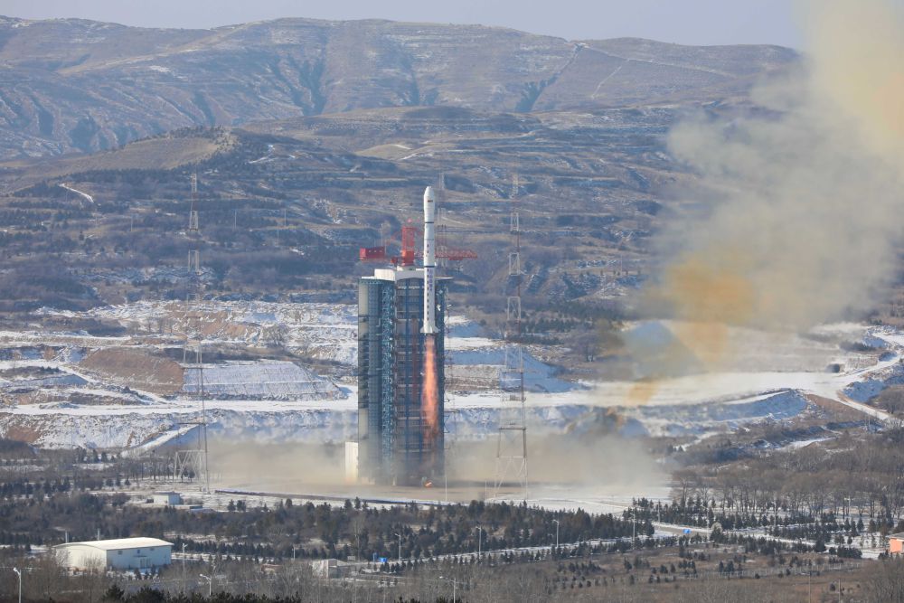 一種微小衛(wèi)星的自動(dòng)抽拉式太陽能板機(jī)構(gòu)的制作方法