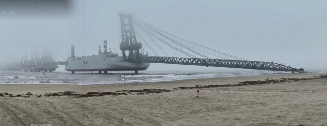 中國“登陸奇觀”駁船現(xiàn)身海灘 引發(fā)海外廣泛關(guān)注_中華網(wǎng)